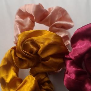 Scrunchies silk